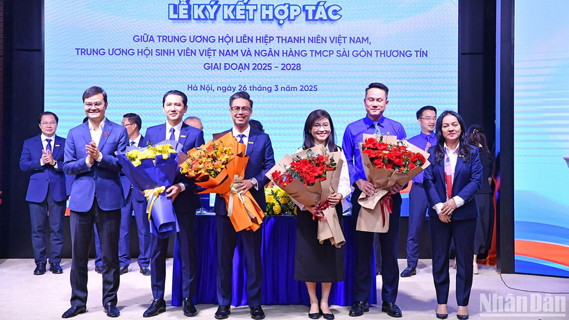 Đồng chí Bùi Quang Huy, Ủy viên dự khuyết Trung ương Đảng, Bí thư thứ nhất Trung ương Đoàn (ngoài cùng bên trái) trao hoa tặng đại diện các bên liên quan tại buổi lễ.