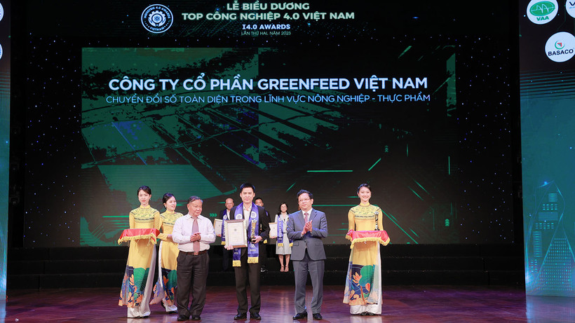 Ban tổ chức biểu dương các doanh nghiệp tại Chương trình lần thứ hai.