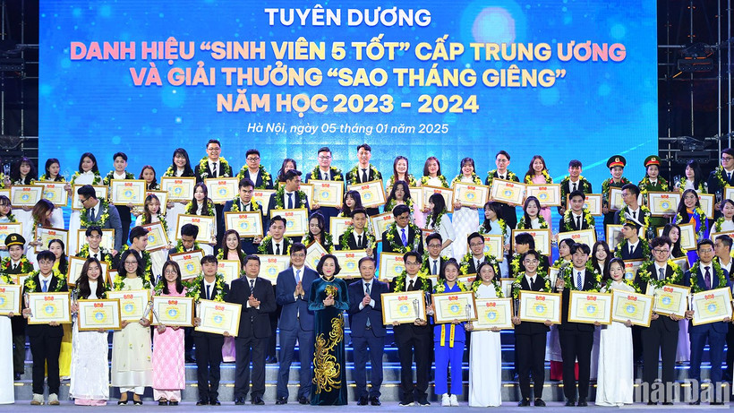 Các đồng chí lãnh đạo Đảng, Nhà nước, đại diện Trung ương Đoàn, Trung ương Hội Sinh viên Việt Nam cùng những "Sinh viên 5 tốt", cá nhân giành Giải thưởng "Sao tháng Giêng" cấp Trung ương năm học 2023-2024.