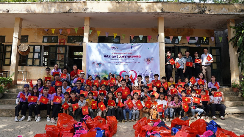 Tập thể cán bộ, giáo viên, học sinh Điểm trường Tân Sơn cùng những người sẽ xây nên ước mơ cho tương lai cho thiếu nhi địa phương.
