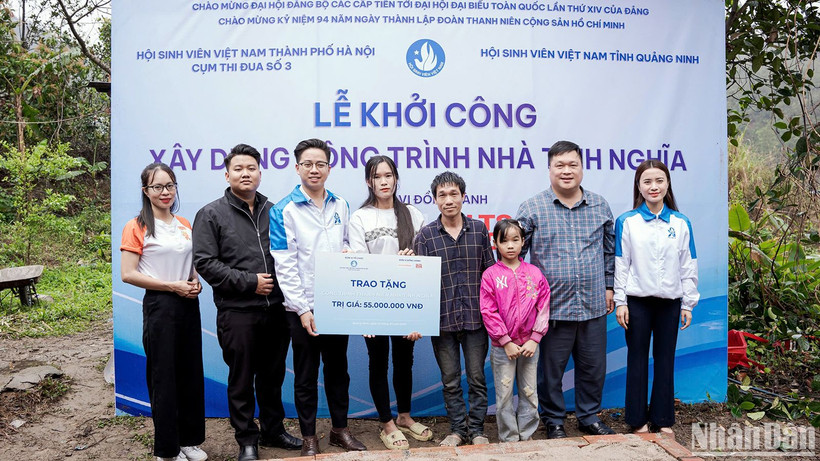 Gia đình chị Lý Thị Hằng, anh Triệu Tiến Quý và cháu Triệu Thị Luyến (lần lượt thứ 4, 5 và 6 từ trái sang) cùng đại diện Hội Sinh viên thành phố Hà Nội và các đơn vị liên quan tại lễ khởi công xây dựng nhà tình nghĩa.