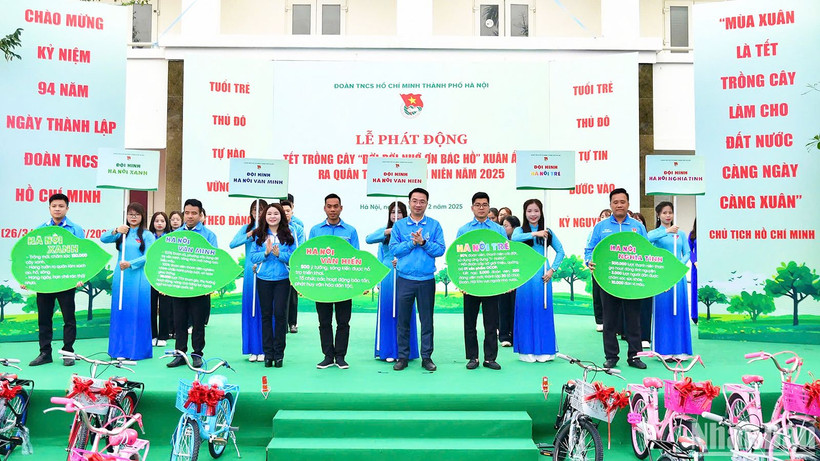 Bí thư Trung ương Đoàn, Chủ tịch Hội Liên hiệp Thanh niên Việt Nam Nguyễn Tường Lâm, Bí thư Thành đoàn Hà Nội Chu Hồng Minh (thứ 3 và 5 từ phải sang) giao chỉ tiêu nhiệm vụ cho 5 đội hình tình nguyện Tháng Thanh niên năm 2025 của tuổi trẻ Thủ đô.