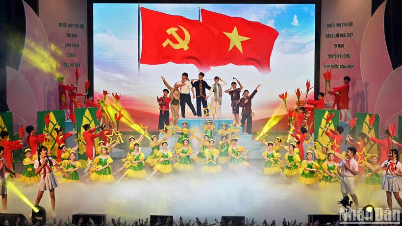 Tiết mục văn nghệ mừng Đảng, mừng đất nước đổi mới mở đầu Đại hội.