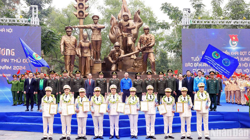 Đại diện Bộ Công an, Trung ương Đoàn và Công an Thành phố Hà Nội cùng 10 Gương mặt trẻ Công an Thủ đô tiêu biểu năm 2024.