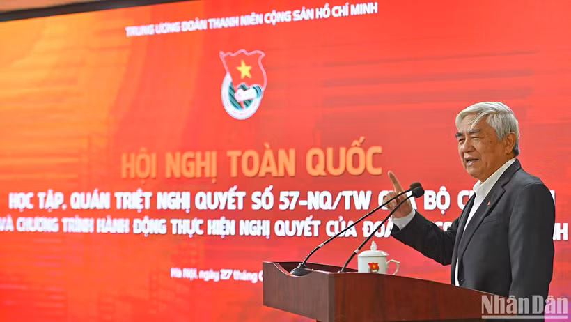 Giáo sư Nguyễn Quân, nguyên Ủy viên Trung ương Đảng, nguyên Bộ trưởng Bộ Khoa học và Công nghệ, trao đổi thông tin với thanh niên tại Hội nghị.