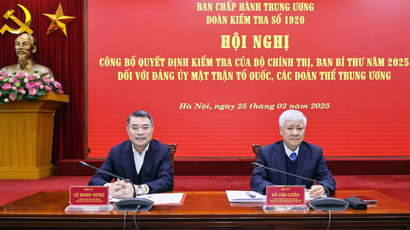 Từ trái qua: các đồng chí Lê Minh Hưng, Đỗ Văn Chiến điều hành Hội nghị.
