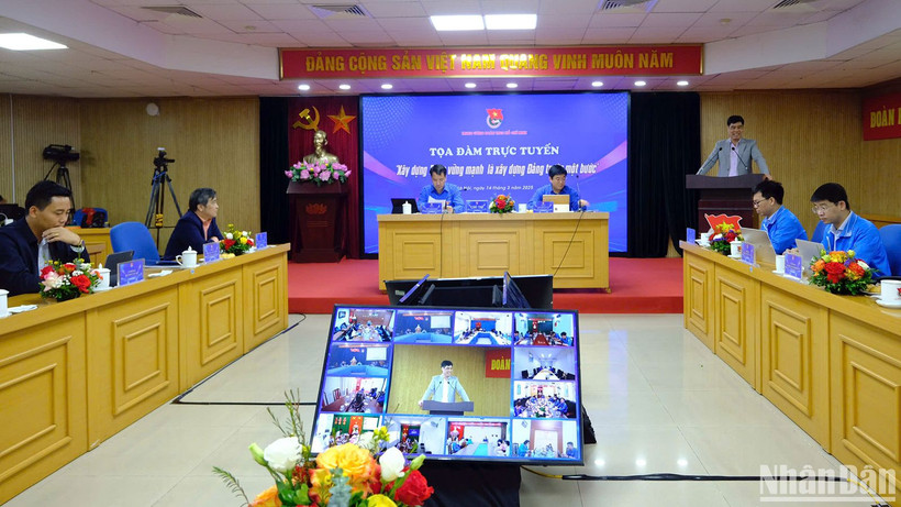 Toàn cảnh tọa đàm tại đầu cầu Hà Nội.