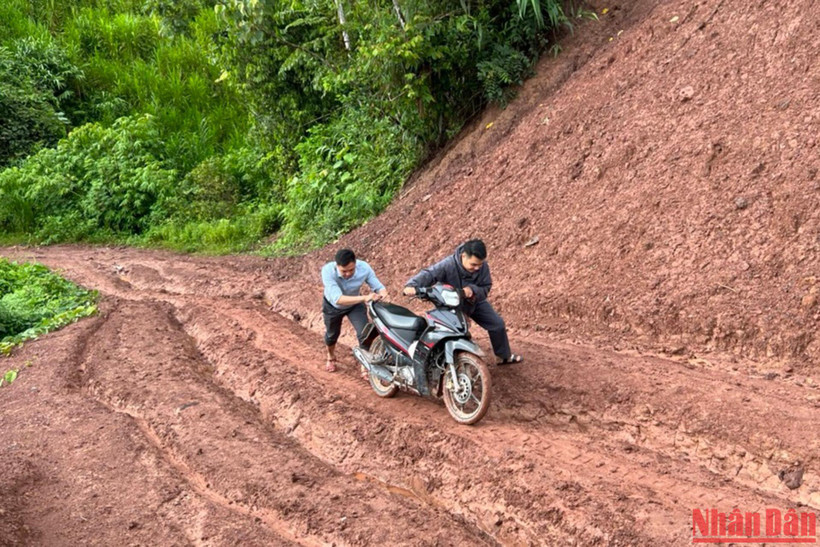 Đường về các bản trong huyện Nậm Pồ mùa này hết sức gian nan. (Ảnh: LÊ LAN)