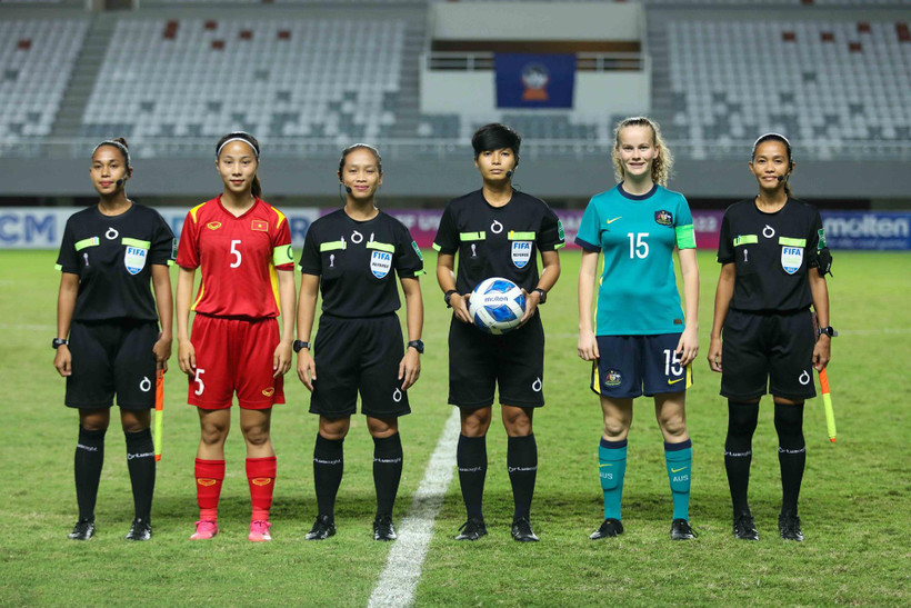 Hai đội trưởng cùng Ban trọng tài trước trận chung kết. (Ảnh: VFF)