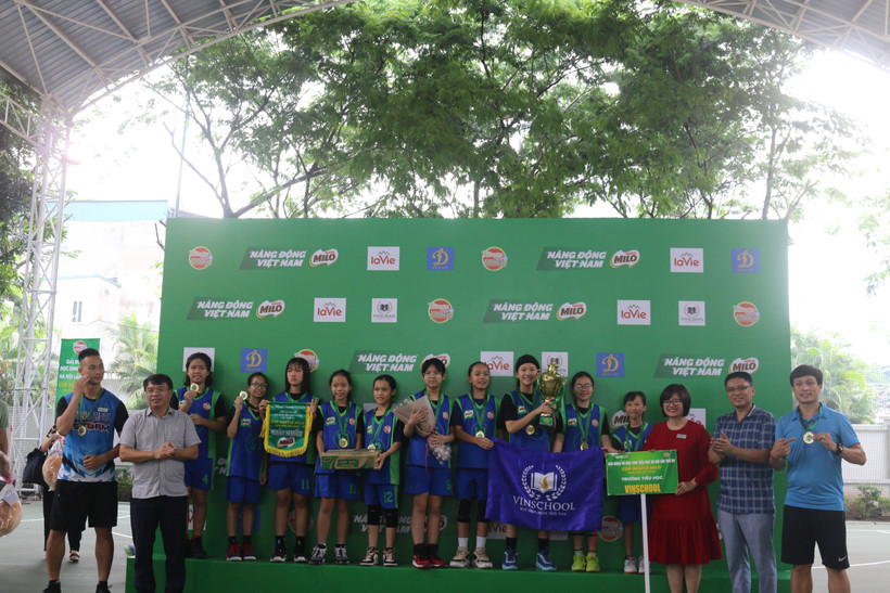 Đội nữ Tiểu học Vinschool vô địch nội dung nữ. 