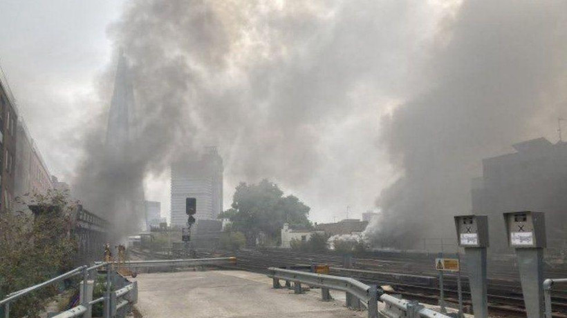 Khói bốc lên từ vụ cháy.