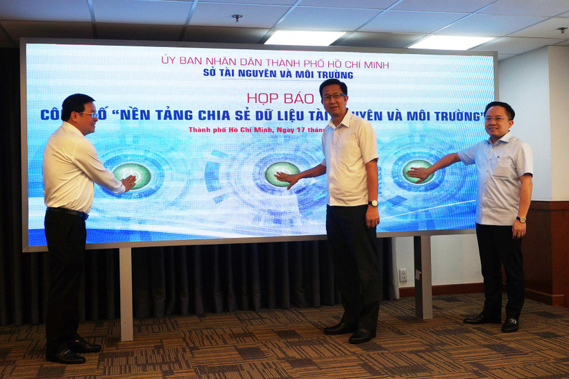 Thực hiện nghi thức công bố "Nền tảng chia sẻ dữ liệu tài nguyên và môi trường".