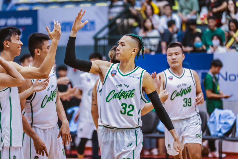 Sang Đinh cùng các đồng đội ăn mừng chiến thắng. (Ảnh: VBA)