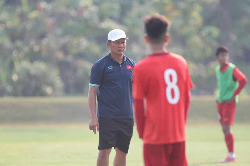 Huấn luyện viên Nguyễn Quốc Tuấn chỉ đạo các học trò trên sân tập. (Ảnh: VFF)
