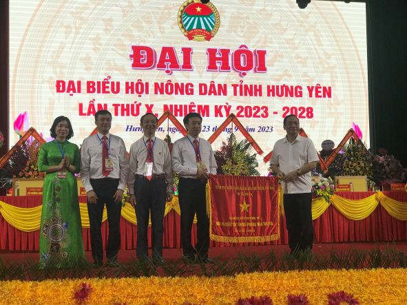 Chủ tịch UBND tỉnh Hưng Yên Trần Quốc Văn trao cờ thi đua của Chính phủ cho lãnh đạo Hội Nông Dân tỉnh Hưng Yên, tại Đại hội Đại biểu Hội Nông Dân tỉnh Hưng Yên Khóa X, nhiệm kỳ 2023-2028.