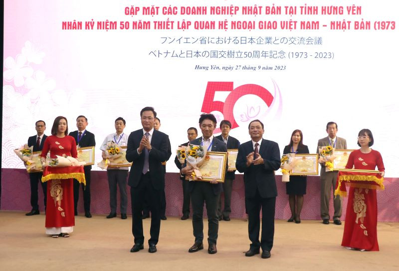 Lãnh đạo tỉnh Hưng Yên trao bằng khen cho doanh nghiệp Nhật Bản.