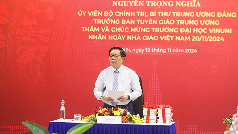 Đồng chí Nguyễn Trọng Nghĩa phát biểu tại buổi làm việc. 
