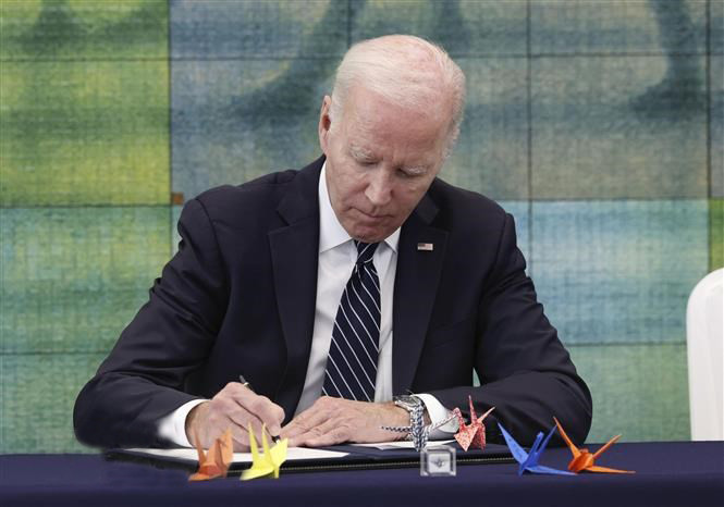 Tổng thống Mỹ Joe Biden viết lưu bút tại Bảo tàng Tưởng niệm hòa bình Hiroshima, Nhật Bản, ngày 19/5/2023. (Ảnh: Kyodo/TTXVN)