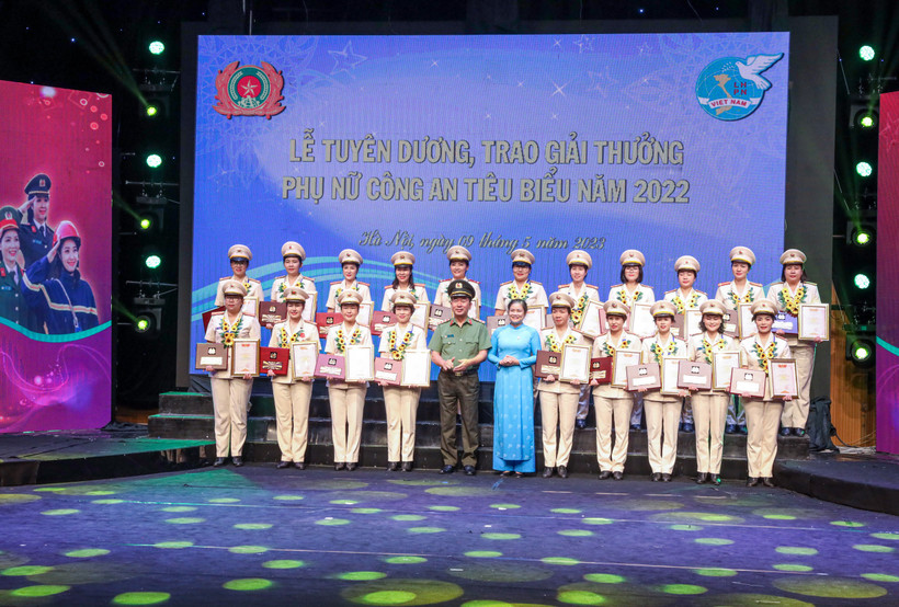Thứ trưởng Công an Trần Quốc Tỏ và Phó Chủ tịch thường trực Hội Liên hiệp Phụ nữ Việt Nam Đỗ Thị Thu Thảo đã trao biểu trưng và chứng nhận tặng 20 gương “Phụ nữ Công an tiêu biểu” năm 2022.