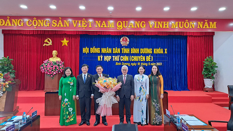 Lãnh đạo tỉnh Bình Dương trao tặng hoa và chúc mừng tân Chủ tịch Hội đồng nhân dân tỉnh Bình Dương.