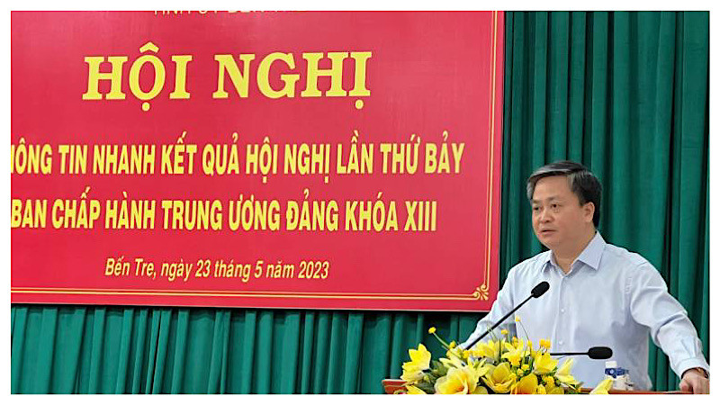 Đồng chí Lê Đức Thọ, Bí thư Tỉnh ủy Bến Tre, thông tin nhanh kết quả Hội nghị lần thứ 7 Ban Chấp hành Trung ương khóa XIII.