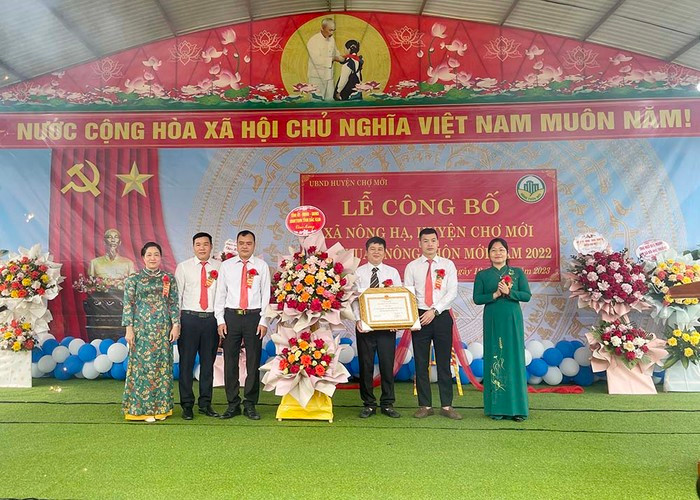 Công bố, trao bằng chứng nhận đạt chuẩn nông thôn mới cho xã Nông Hạ (Chợ Mới) vào tháng 4/2023. (Ảnh: Tùng Vân)
