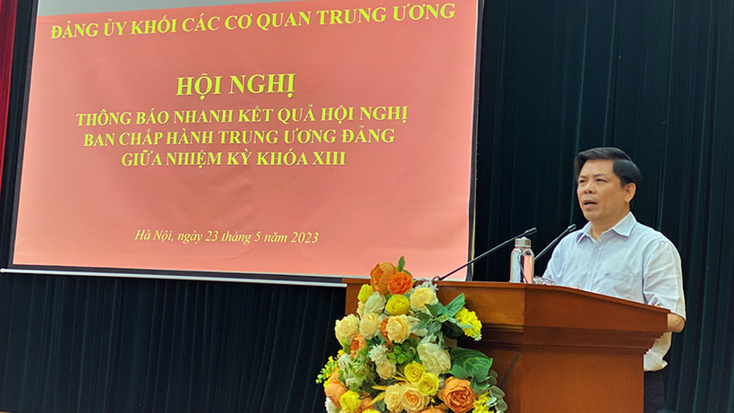 Đồng chí Nguyễn Văn Thể, Ủy viên Trung ương Đảng, Bí thư Đảng ủy Khối truyền đạt các nội dung cơ bản của Hội nghị Trung ương 7, khóa XIII.
