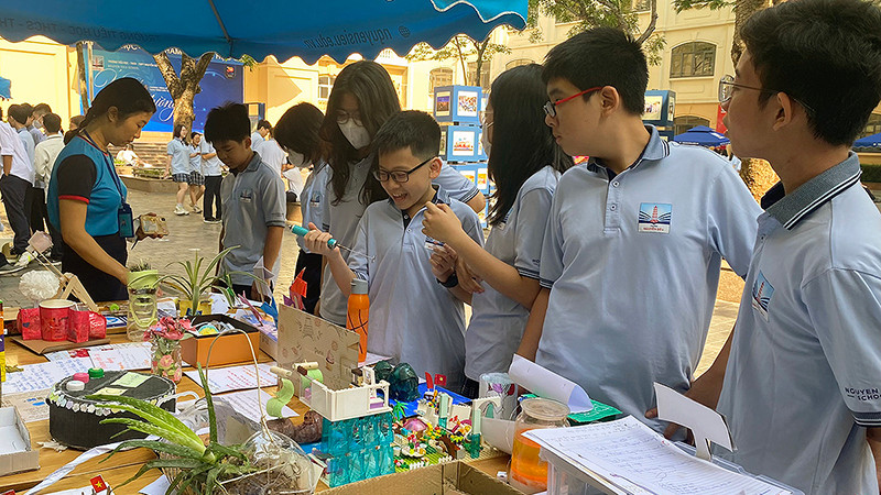 Các em học sinh hào hứng trải nghiệm các dự án công nghệ mẫu tại buổi lễ.