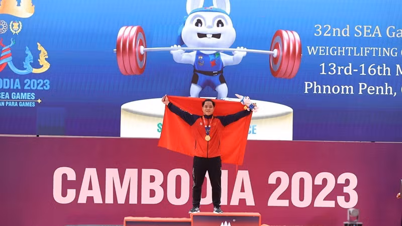 Nguyễn Quốc Toàn phá kỷ lục SEA Games, giành Huy chương Vàng môn Cử tạ hạng 89kg nam. (Ảnh: TTXVN)