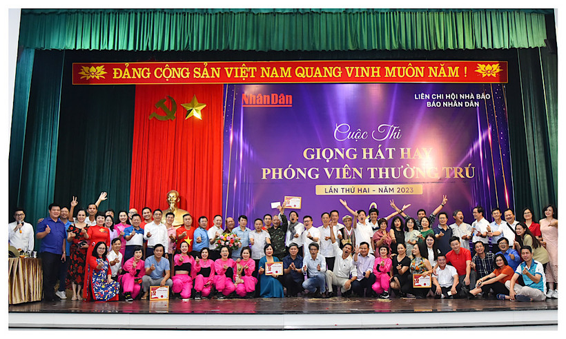 Tổng Biên tập Báo Nhân Dân Lê Quốc Minh với các đại biểu và đội thi tham dự cuộc thi Giọng hát hay phóng viên thường trú lần thứ 2-năm 2023.