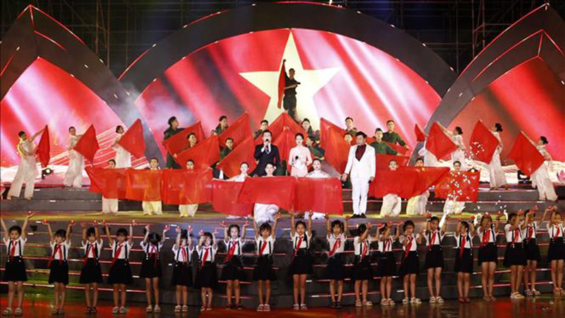Chương trình nghệ thuật đặc biệt “Bản hùng ca bất diệt” kỷ niệm 76 năm Ngày Thương binh-Liệt sĩ tại Nghĩa trang Hàng Dương. (Ảnh: TTXVN)