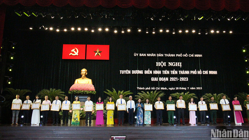 Tuyên dương các cá nhân, tập thể tiêu biểu của Thành phố Hồ Chí Minh giai đoạn 2021-2023. (Ảnh: THẾ ANH)