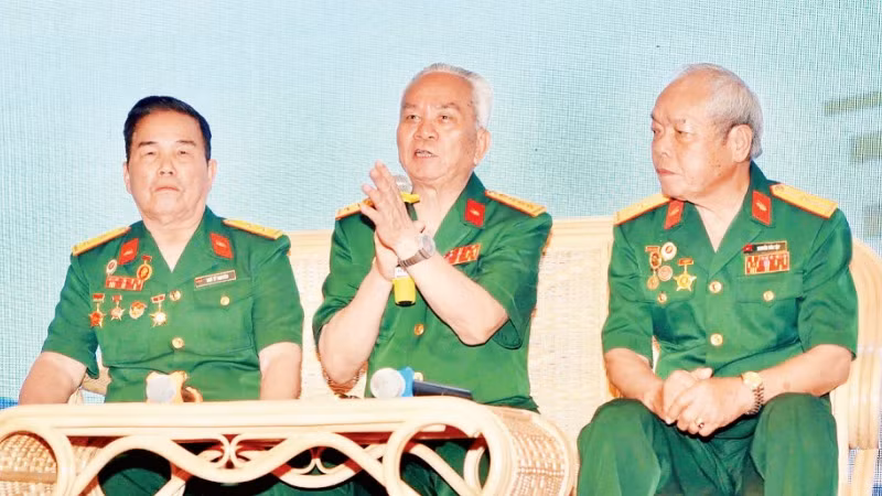 Các thành viên tổ lái xe tăng 390 kể về hồi ức đánh chiếm Dinh Độc Lập vào ngày 30/4/1975. (Ảnh THẾ ANH)