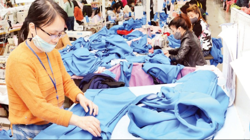 Sản xuất các mặt hàng xuất khẩu tại Công ty cổ phần May Sơn Hà. (Ảnh ĐĂNG ANH)