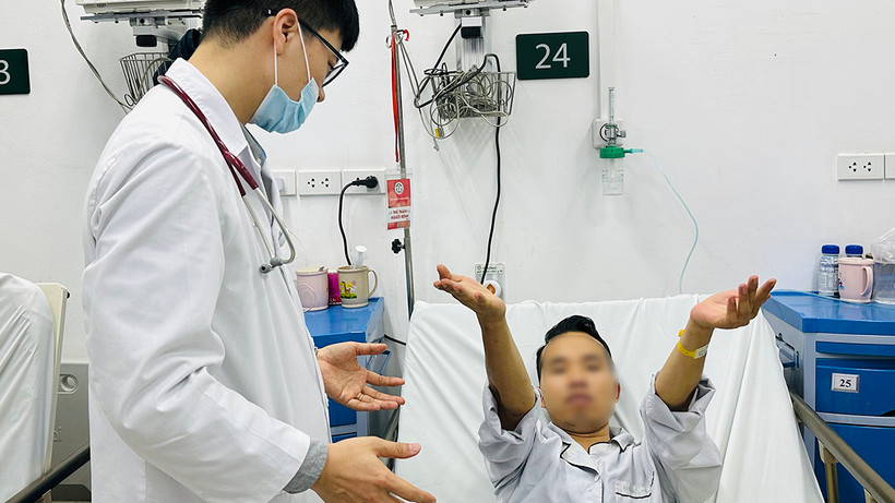 Bác sĩ đang thăm khám, đánh giá khả năng phục hồi cho người bệnh Nguyễn Minh Th.