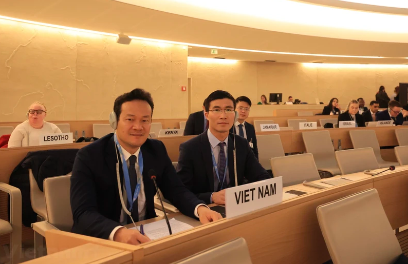 Đại sứ Mai Phan Dũng phát biểu tại phiên họp.