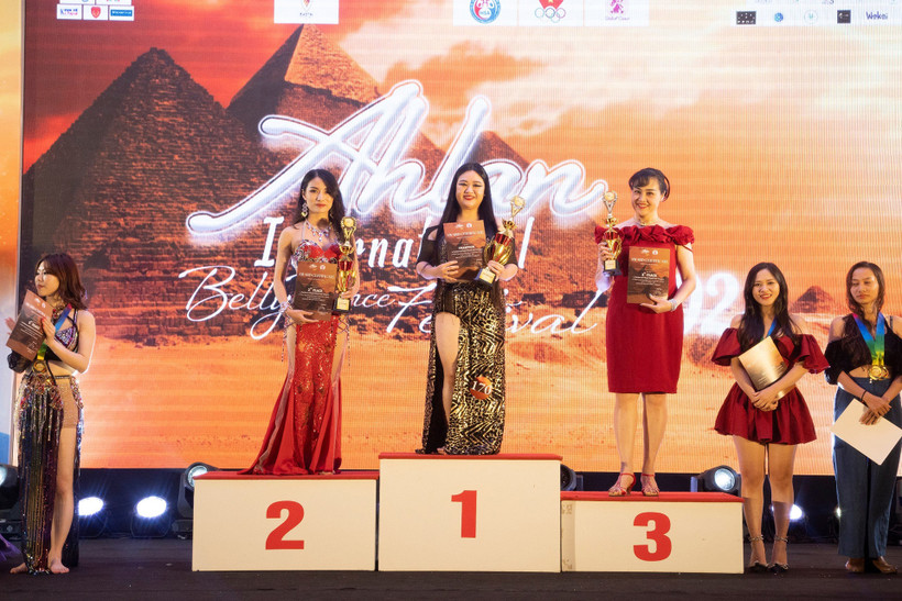 Các thí sinh đạt giải thưởng professional baladi shaabi solo. 