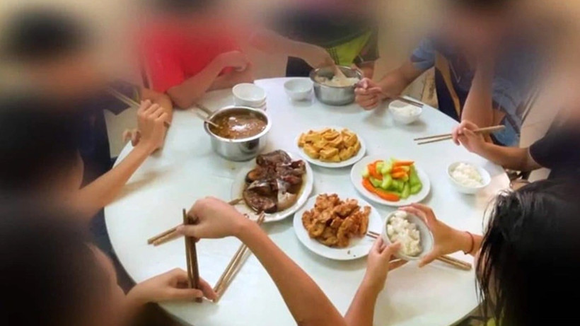 Bữa ăn của đội tuyển bóng bàn trẻ Việt Nam được cho là khiến các vận động viên đói. (Ảnh: Báo Tiền Phong)
