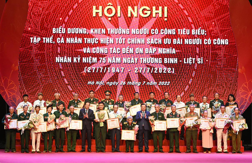 Bí thư Thành ủy Đinh Tiến Dũng và Bộ trưởng Lao động-Thương binh và Xã hội Đào Ngọc Dung trao bằng khen của Bộ Lao động-Thương binh và Xã hội cho người có công trên địa bàn thành phố Hà Nội.