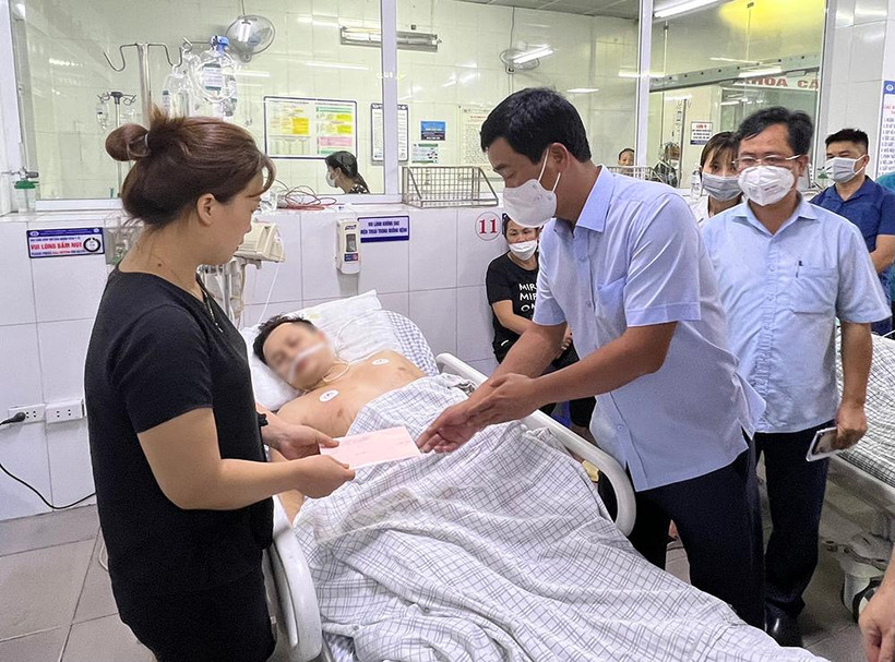 Phó Chủ tịch UBND tỉnh Phú Thọ Hồ Đại Dũng thăm hỏi, động viên, tặng quà các nạn nhân vụ ngạt khí gas.
