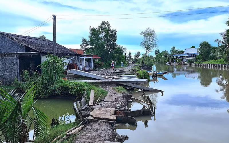 Đoạn lộ tuyến Kênh Sẽ chưa thông tuyến khiến người dân đi lại gặp khó khăn.