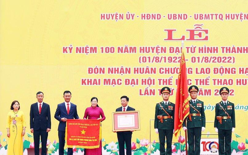 Huyện Đại Từ được tặng thưởng Huân chương Lao động hạng Nhất.