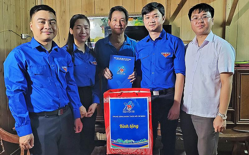 Bí thư Trung ương Đoàn, Chủ tịch Hội Sinh viên Việt Nam Nguyễn Minh Triết (thứ 2 từ phải sang) cùng đại diện các đơn vị liên quan thăm hỏi, trao quà tặng ông Ma Phúc Khanh (đứng giữa). 