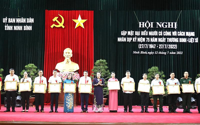 Đại diện các tập thể, cá nhân có thành tích xuất sắc trong phong trào “Đền ơn đáp nghĩa” ở Ninh Bình nhận bằng khen.