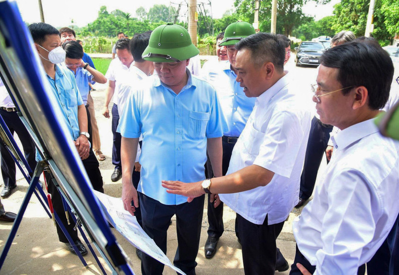 Bí thư Thành ủy Hà Nội Đinh Tiến Dũng và các đồng chí lãnh đạo thành phố Hà Nội kiểm tra khu vực và hướng tuyến Dự án đường vành đai 4 trên địa bàn huyện Sóc Sơn. (Ảnh: Duy Linh)