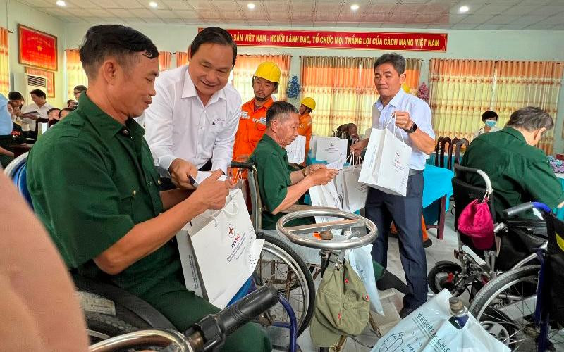 Chủ tịch Hội đồng Thành viên EVNSPC Nguyễn Văn Hợp trao quà cho các thương, bệnh binh tại Trung tâm điều dưỡng thương binh và người có công Long Đất nhân Ngày Thương binh-Liệt sĩ 27/7.