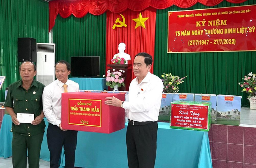 Phó Chủ tịch Thường trực Quốc hội Trần Thanh Mẫn thăm, tặng quà tại Trung tâm điều dưỡng Thương binh và người có công Long Đất, tỉnh Bà Rịa-Vũng Tàu.