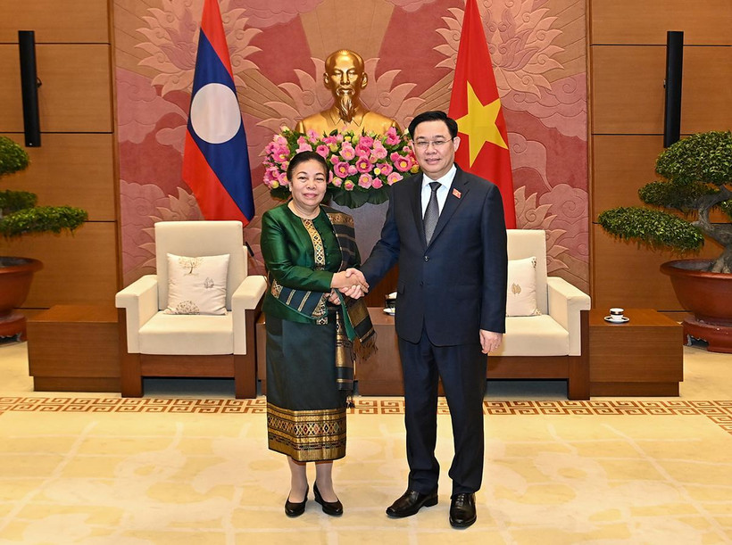 Chủ tịch Quốc hội Vương Đình Huệ vui mừng chào đón đồng chí Sounthon Xayachak, Phó Chủ tịch Quốc hội Lào.