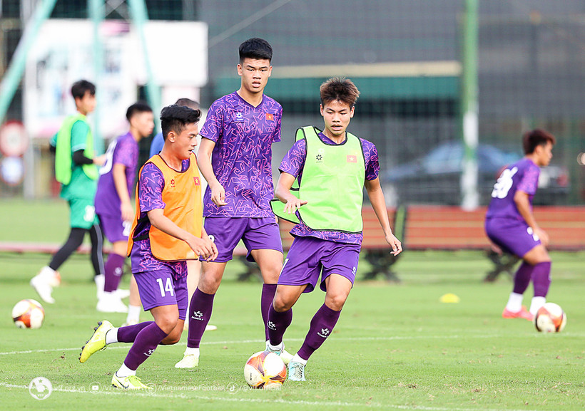 Các cầu thủ U19 Việt Nam tích cực tập luyện tại sân Trung tâm đào tạo bóng đá trẻ Việt Nam. (Ảnh: VFF)