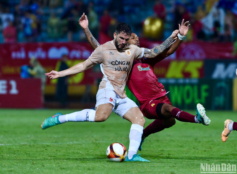 Ngoại binh Jeferson Elias thi đấu bùng nổ với cú hat-trick vào lưới Khánh Hòa. (Ảnh: TRẦN HẢI)